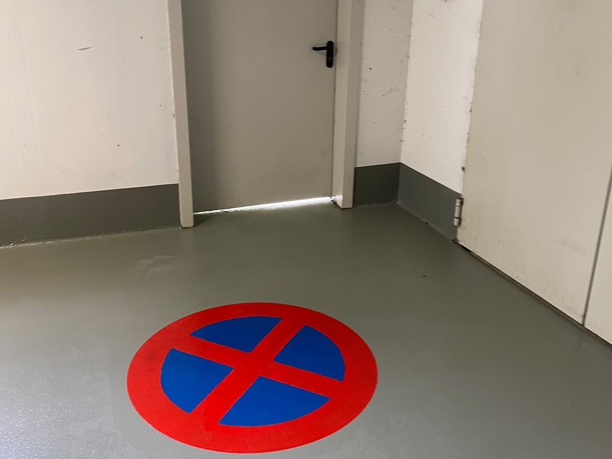 Bodenmarkierung im Zufahrtsbereich